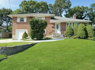 80 Townhouse Dr E, Massapequa Park, NY 11762