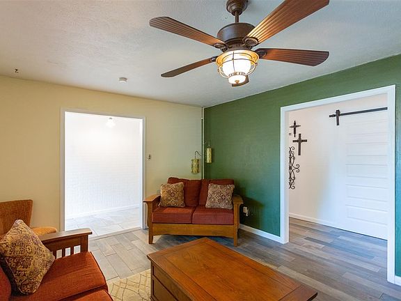 4th image of 901 Pearson Dr