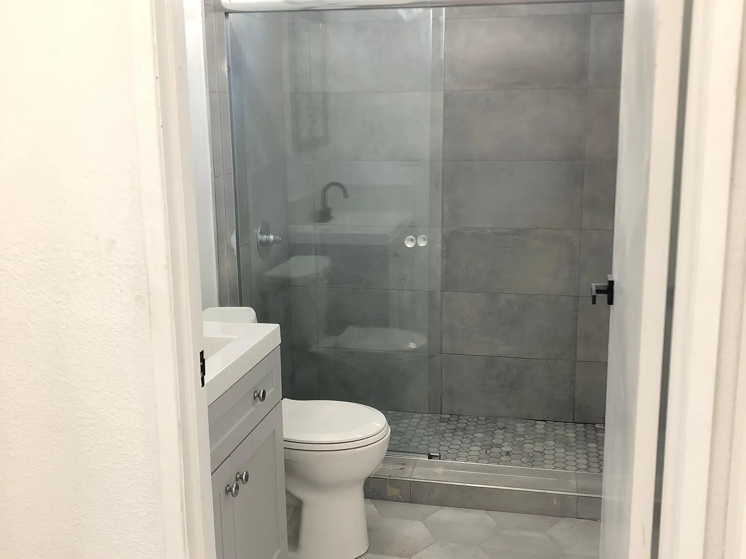 501 N Serrano Ave — Photo 2