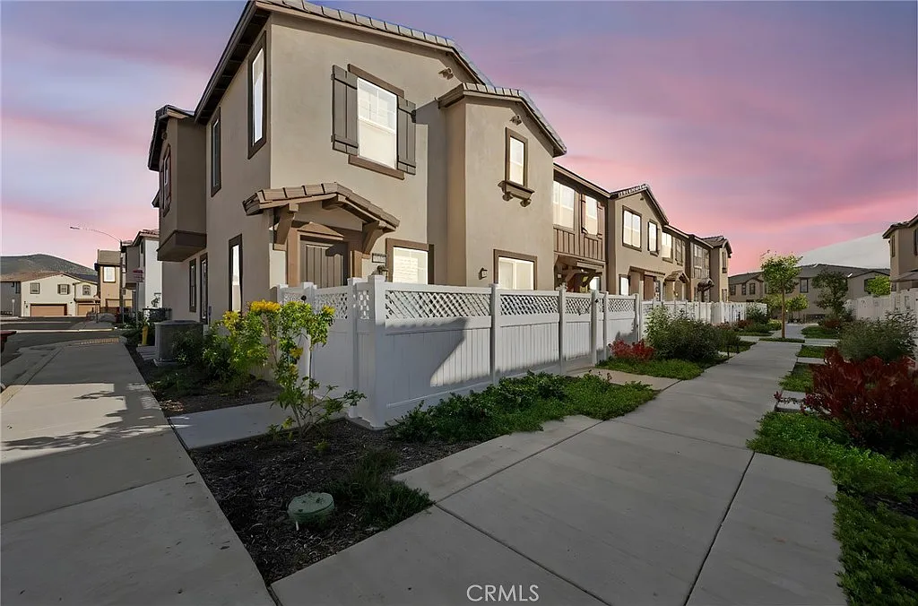 3 bed, 1674 sqft, $2,995 — Photo 1