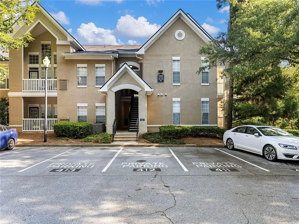 3 bed, 2.0 bath, 1546 sqft, $2,400 — Photo 2