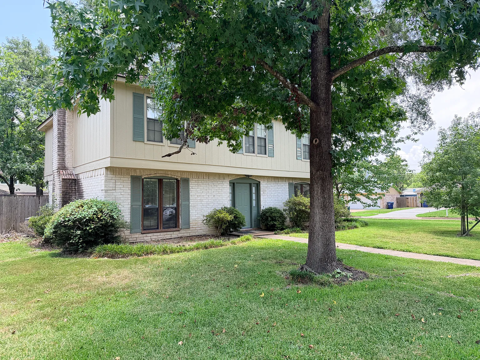 4 bed, 2.5 bath, 2312 sqft, $2,495 — Photo 2