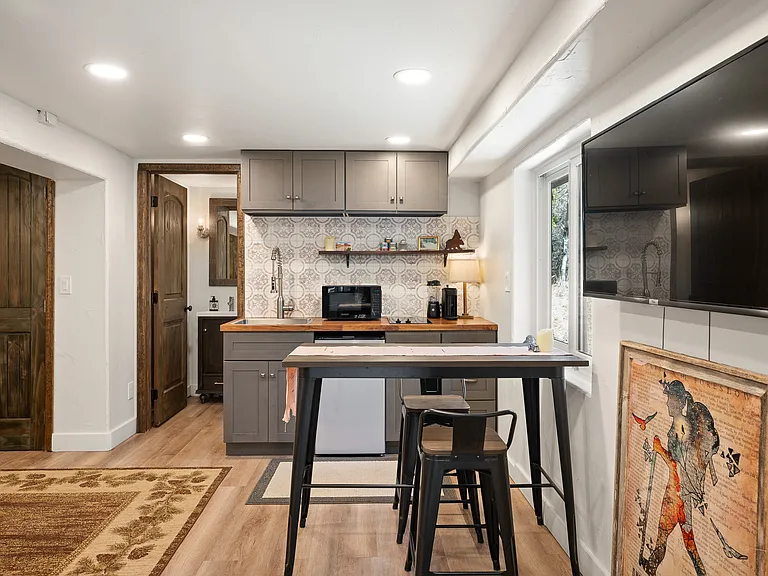 Fully equipped kitchenette