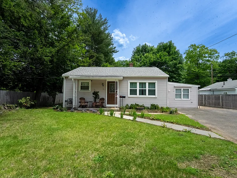 11 Chestnut St — Photo 1