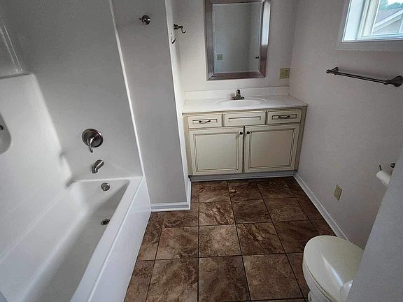 5th image of 155 Blackbird Village Cir
