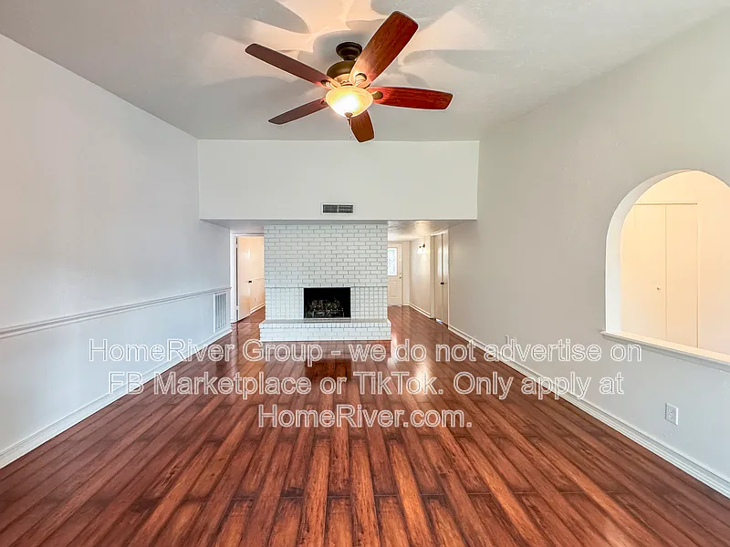 3 bed, 2.0 bath, 1404 sqft, $2,000 — Photo 4
