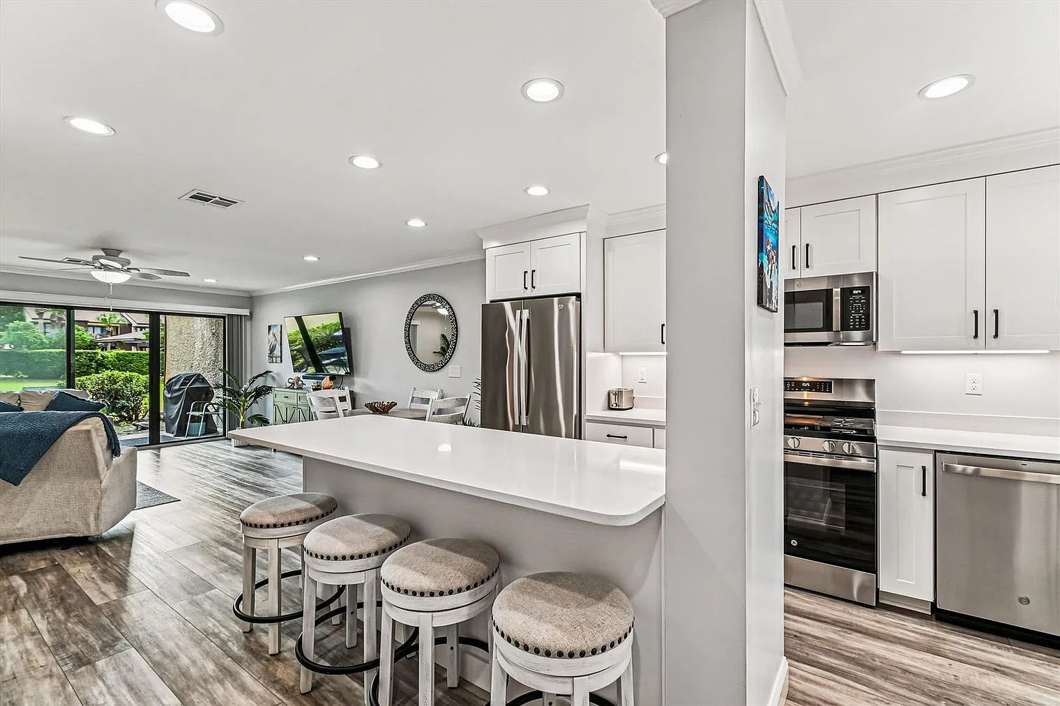 2 bed, 2.0 bath, 1097 sqft, $3,448 — Photo 4