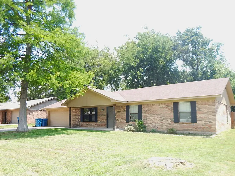 805 Corey Dr — Photo 3
