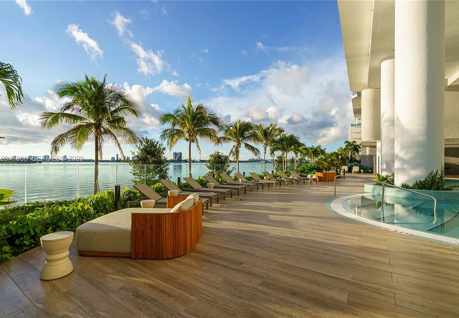 Aria Reserve Condo — Photo 2