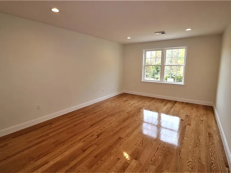 121 Hillcrest Ave — Photo 13