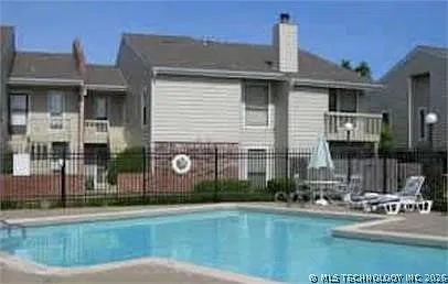 1 bed, 1.5 bath, 1044 sqft, $1,300 — Photo 2