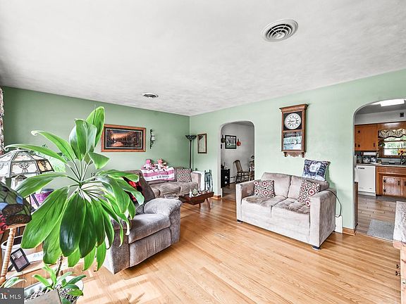 5th image of 32 Columbus Ave