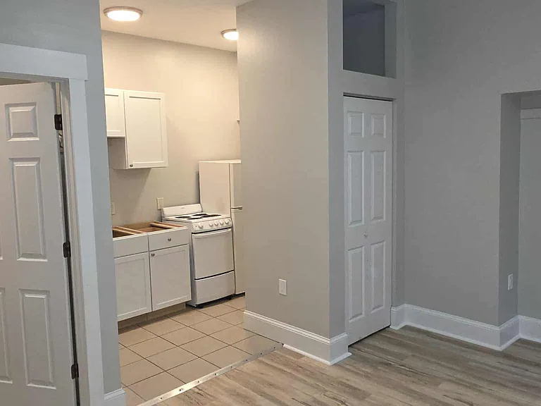 311 W 6th St #2 — Photo 3
