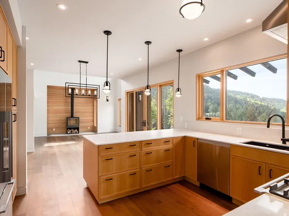 865 Forster Ln, Bowen Island, BC V0N 1G1