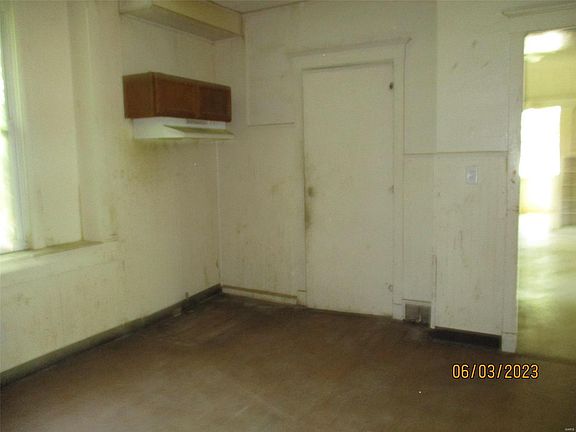 4th image of 8111 Ellerton Ave