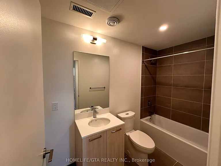 65 Mutual St #309 — Photo 4