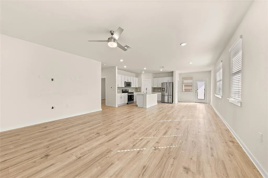 4 bed, 3.0 bath, 2322 sqft, $2,400 — Photo 3