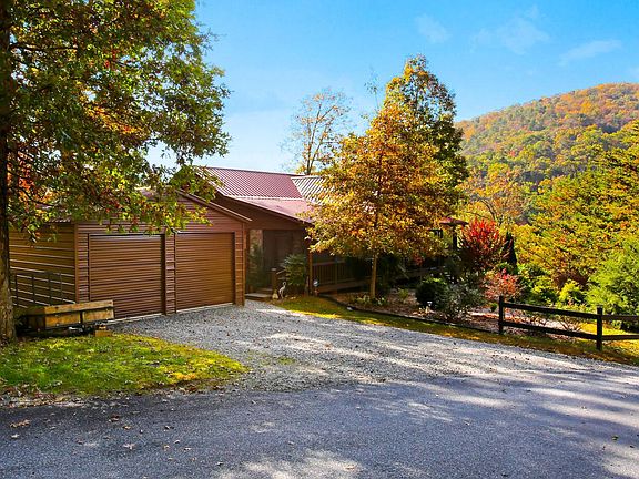 4th image of 724 Deer Ln