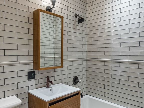 3rd image of 188 Montrose Ave #3L