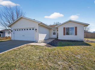 355 E Sunny Hill Dr, Elkhorn, WI 53121