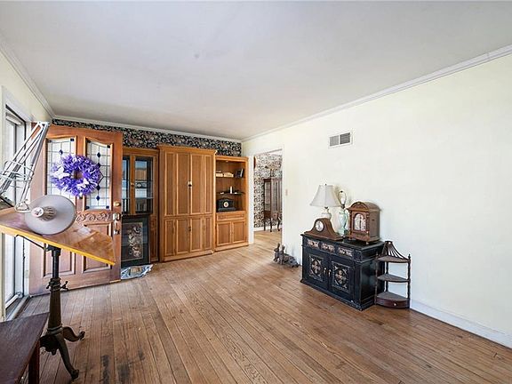 3rd image of 4325 NE 52nd Ter
