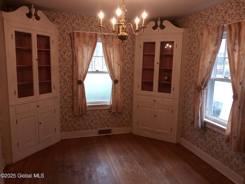 3rd image of 375 Wellington Road