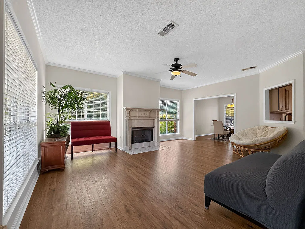 4 bed, 2.5 bath, 2350 sqft, $2,500 — Photo 4