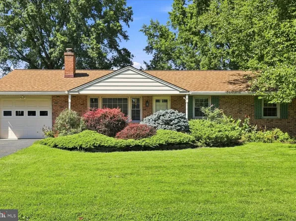 18 Pfautz Ave, Lititz, PA 17543