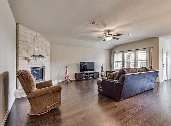 5th image of 211 Thornberry Dr