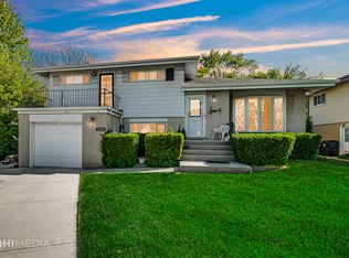 131 Julie Dr, Glenview, IL