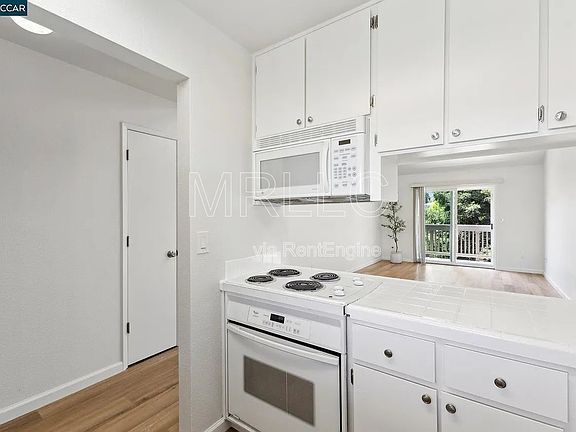 4th image of 3847 Vineyard Ave #31