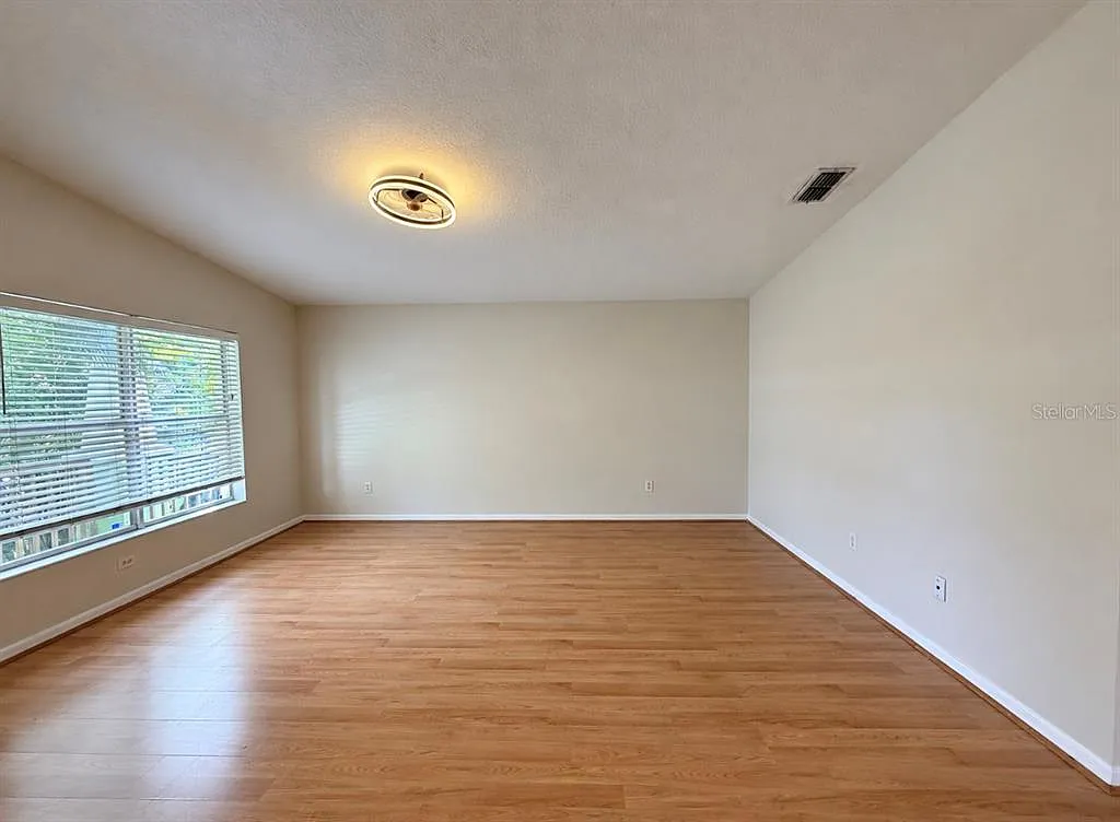 3 bed, 2.0 bath, 1215 sqft, $3,300 — Photo 3