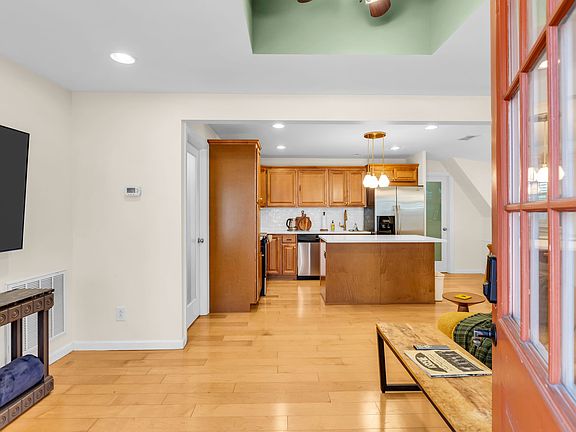 3rd image of 929 Fatherland St #B