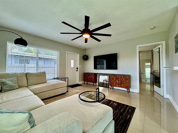5th image of 1005 NE 17th Ct #B