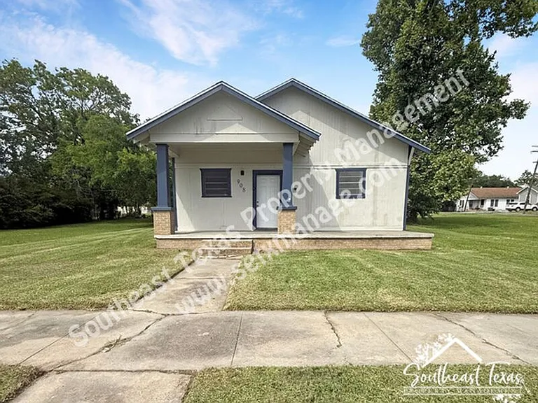 908 Stilwell Blvd — Photo 1