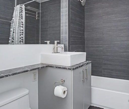 4th image of 5-49 Borden Ave #L3