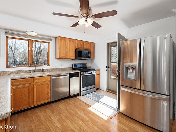 3rd image of 8829 Skyline Dr