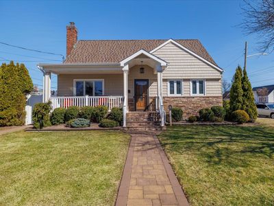 5 Crocus Avenue, Merrick, NY, 11566