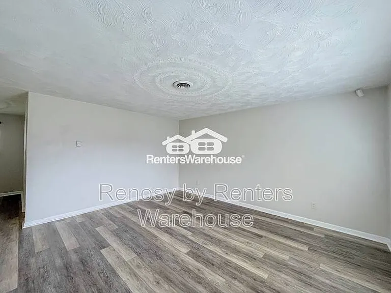 2912 Doris Ave — Photo 5