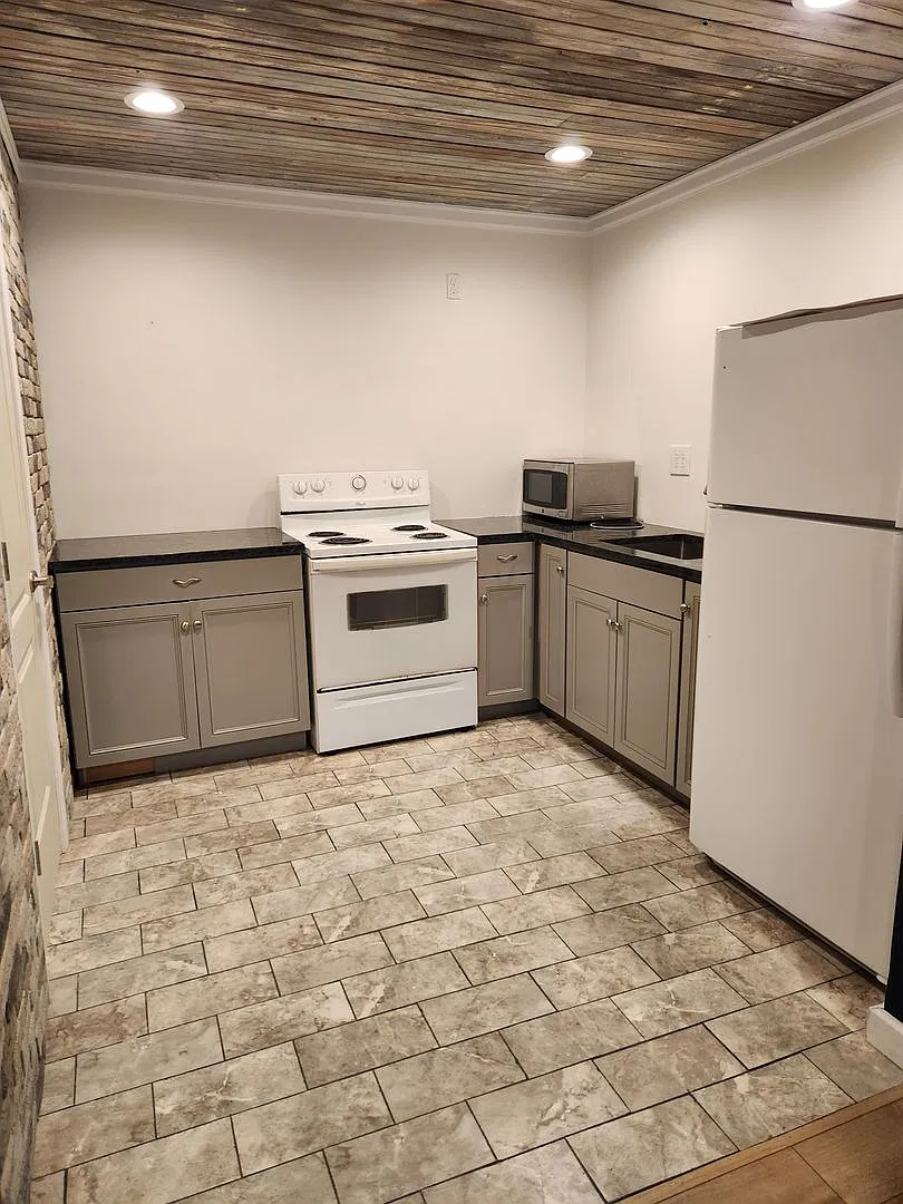 501 S. Green Street / 100 W Brown Street — Photo 2