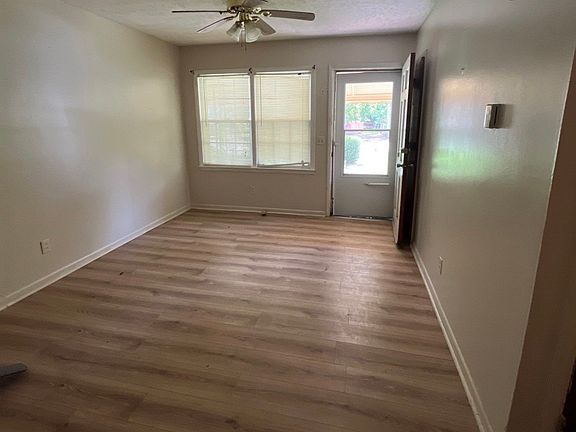 2nd image of 907 Strawberry St