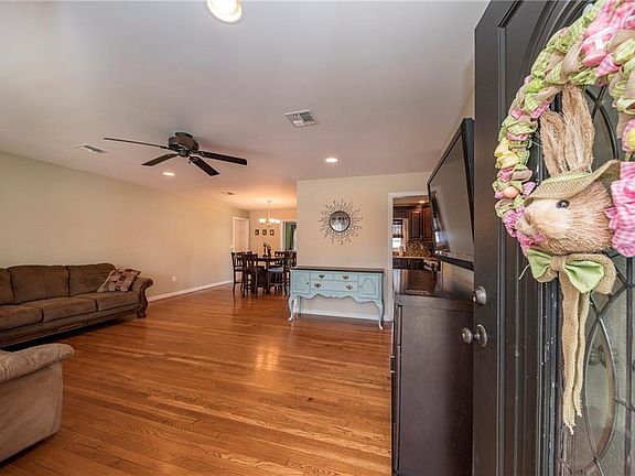 3rd image of 1044 Beach Ave