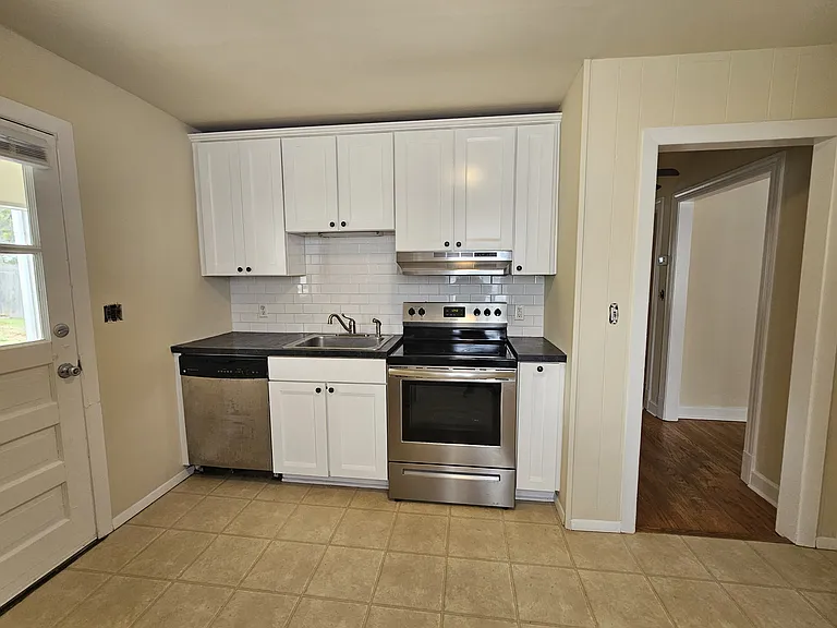 909 Rockland Ave — Photo 10