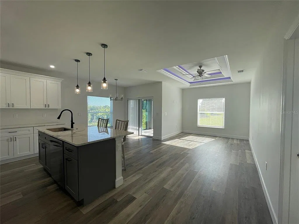 3 bed, 2.0 bath, 1308 sqft, $1,850 — Photo 3