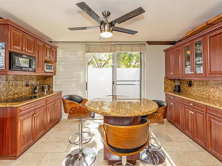 20935 NE 37th Ct #Townhouse 20935 — Photo 28