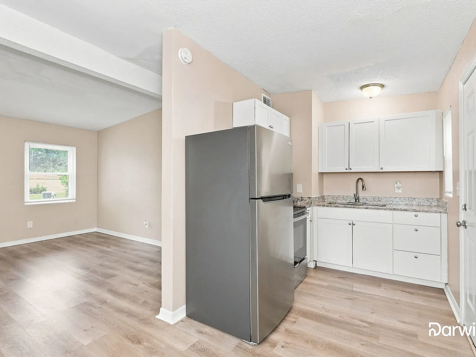 3 bed, 1.0 bath, 1048 sqft, $1,355 — Photo 4