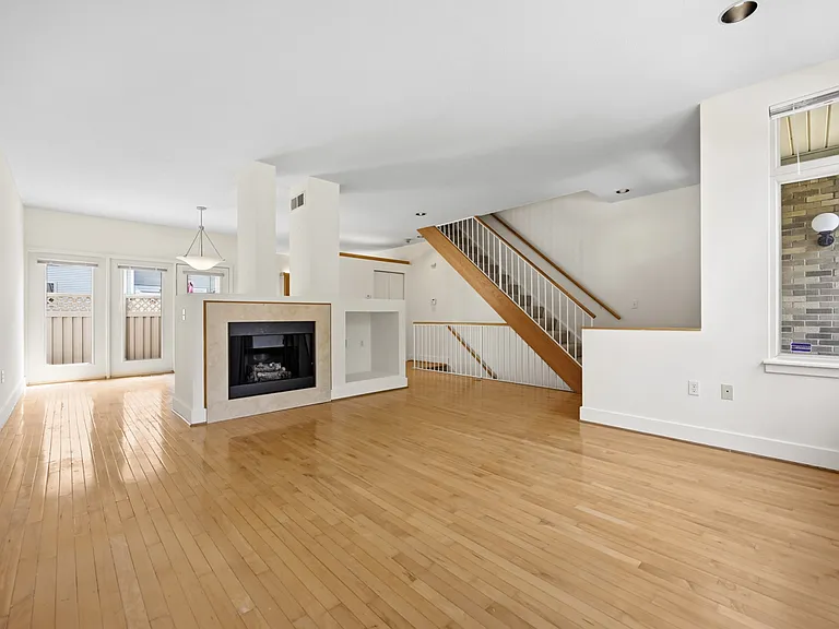 251 Carron St — Photo 2