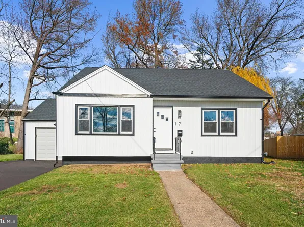 17 Ranchwood Dr, Ewing, NJ 08618