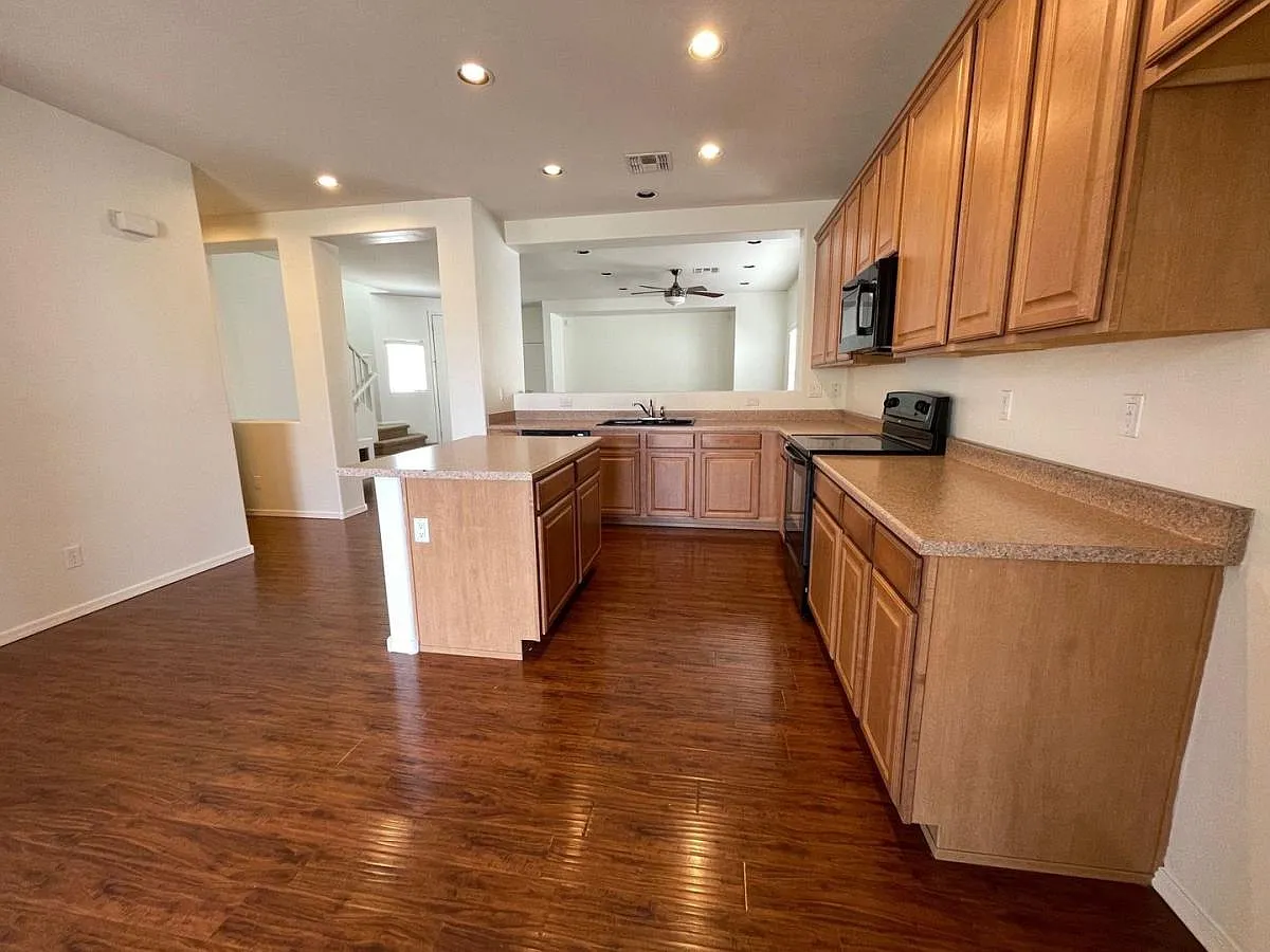 Premium Lot! 3 bed, 2.5 bath, Community Pool — Photo 4