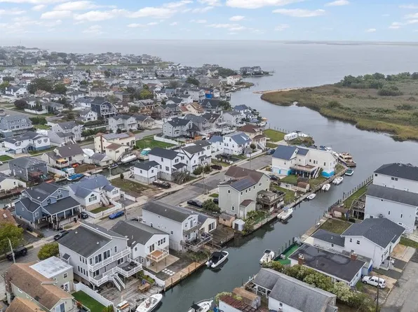 873 S 7th Street, Lindenhurst, NY 11757